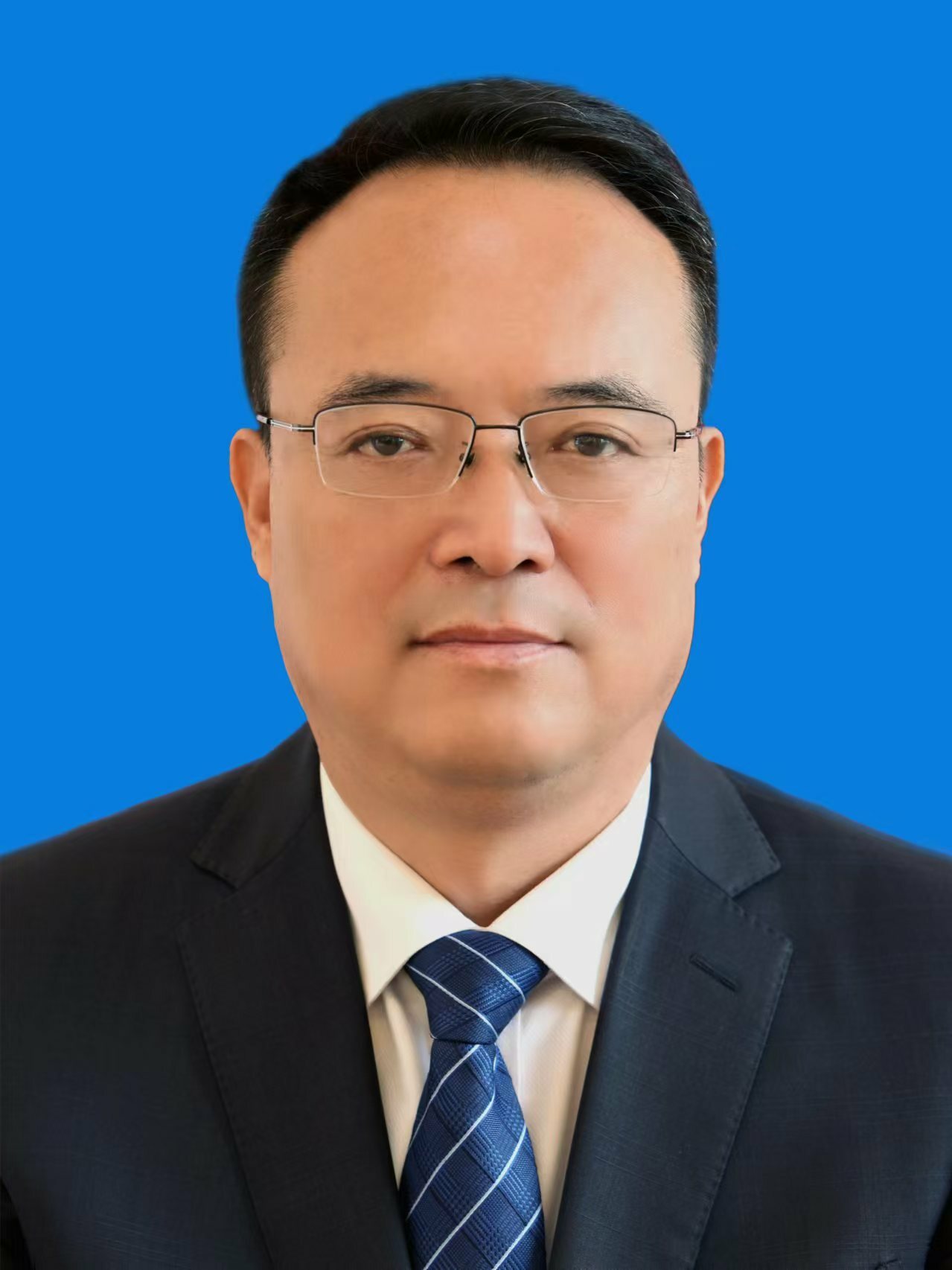 彭主任证件照(蓝底).jpg